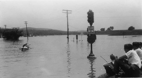 CrystalCityStoplightFlood1940s.jpg