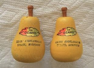 Vintage-Ozark-Highlanders-Desoto-Missouri-MO-The-Ozarks-Pear-Salt-amp-Pepper-Set